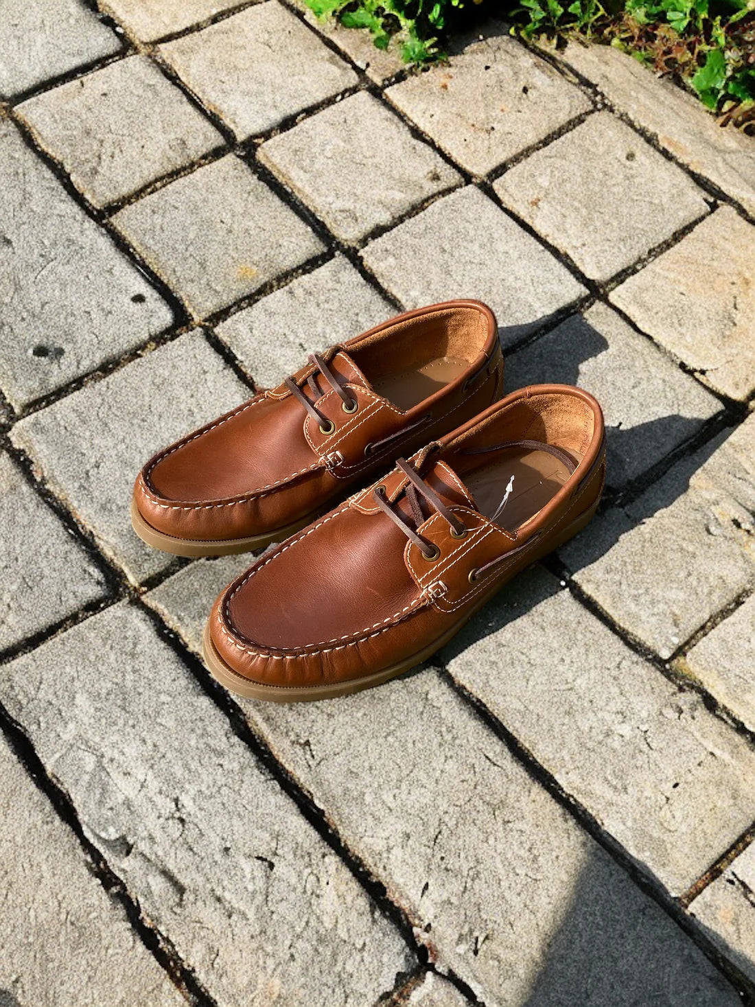 HANDSEWN BOAT SHOES - BROWN